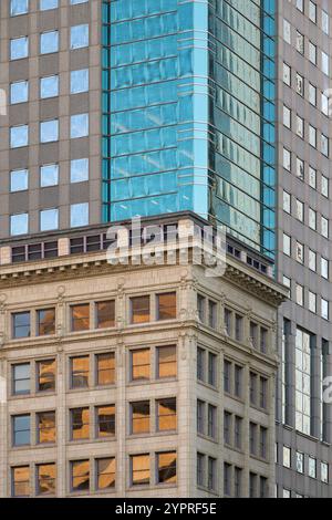 Historisches Gebäude an der Main Street vor dem modernen Town Pavilion Gebäude in Kansas City, Missouri Stockfoto