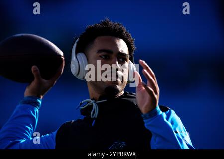 Charlotte, NC, USA. Dezember 2024. Carolina Panthers Quarterback Bryce Young (9) wärmt sich vor dem NFL Matchup in Charlotte, NC auf. (Scott Kinser/CSM). Quelle: csm/Alamy Live News Stockfoto