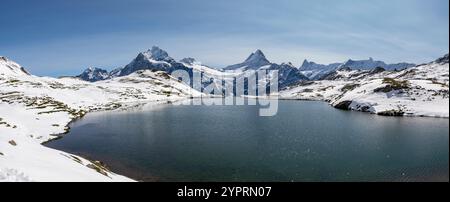 Panoramablick auf den bachalpsee in den Bergen über grindelwald jungfrau schweiz mit wetterhorn und schreckhorn im Hintergrund sonne Stockfoto