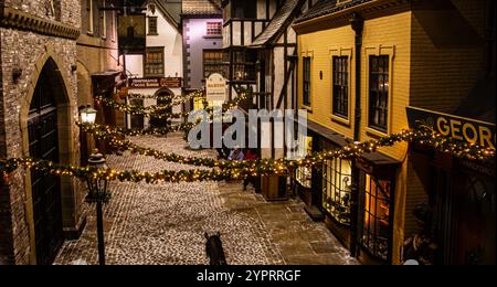 York Castle Museum viktorianische Straße mit Dekorationen für die Festzeit Stockfoto