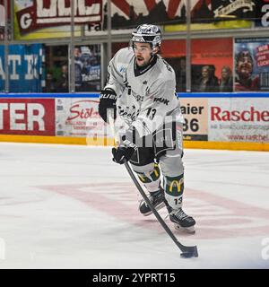 Memmingen, Deutschland. Dezember 2024. 01.12.2024, Alpha Cooling-Arena am Huehnerberg, Memmingen, GER, Oberliga S?d, ECDC Memmingen Indians vs Bietigheim Steelers, im Bild Christoph Kiefersauer (Bietigheim, #13) Foto ? Nordphoto GmbH/Hafner Credit: dpa/Alamy Live News Stockfoto