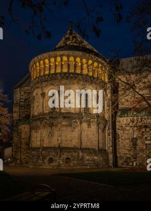 Apsis der Kathedrale von Lund bei Nacht mit beleuchteten Bögen, Lund, Schweden, 30. November 2024 Stockfoto