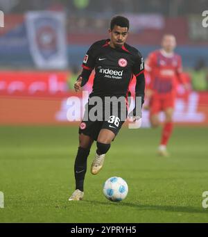 Voith Arena, Deutschland. Dezember 2024. 01.12.2024, Fussball-Bundesliga, 1. FC Heidenheim - Eintracht Frankfurt, emonline, emspor, v.l., Ansgar Knauff (Eintracht Frankfurt) DFL/DFB-VORSCHRIFTEN VERBIETEN DIE VERWENDUNG VON FOTOGRAFIEN ALS BILDSEQUENZEN UND/ODER QUASI-VIDEO. Xdcx Credit: dpa/Alamy Live News Stockfoto