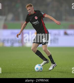 Voith Arena, Deutschland. Dezember 2024. 01.12.2024, Fussball-Bundesliga, 1. FC Heidenheim - Eintracht Frankfurt, emonline, emspor, v.l., Hugo Larsson (Eintracht Frankfurt) DFL/DFB-VORSCHRIFTEN VERBIETEN DIE VERWENDUNG VON FOTOGRAFIEN ALS BILDSEQUENZEN UND/ODER QUASI-VIDEO. Xdcx Credit: dpa/Alamy Live News Stockfoto