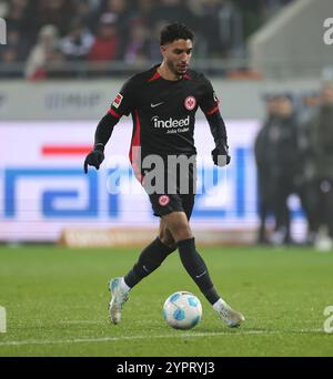 Voith Arena, Deutschland. Dezember 2024. 01.12.2024, Fussball-Bundesliga, 1. FC Heidenheim - Eintracht Frankfurt, emonline, emspor, v.l., Omar Marmoush (Eintracht Frankfurt) DFL/DFB-VORSCHRIFTEN VERBIETEN DIE VERWENDUNG VON FOTOGRAFIEN ALS BILDSEQUENZEN UND/ODER QUASI-VIDEO. Xdcx Credit: dpa/Alamy Live News Stockfoto