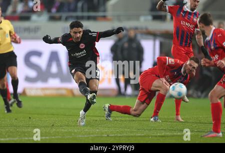 Voith Arena, Deutschland. Dezember 2024. 01.12.2024, Fussball-Bundesliga, 1. FC Heidenheim - Eintracht Frankfurt, emonline, emspor, v.l., Omar Marmoush (Eintracht Frankfurt) DFL/DFB-VORSCHRIFTEN VERBIETEN DIE VERWENDUNG VON FOTOGRAFIEN ALS BILDSEQUENZEN UND/ODER QUASI-VIDEO. Xdcx Credit: dpa/Alamy Live News Stockfoto