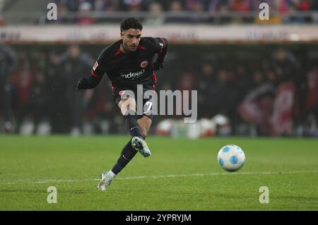 Voith Arena, Deutschland. Dezember 2024. 01.12.2024, Fussball-Bundesliga, 1. FC Heidenheim - Eintracht Frankfurt, emonline, emspor, v.l., Omar Marmoush (Eintracht Frankfurt) DFL/DFB-VORSCHRIFTEN VERBIETEN DIE VERWENDUNG VON FOTOGRAFIEN ALS BILDSEQUENZEN UND/ODER QUASI-VIDEO. Xdcx Credit: dpa/Alamy Live News Stockfoto