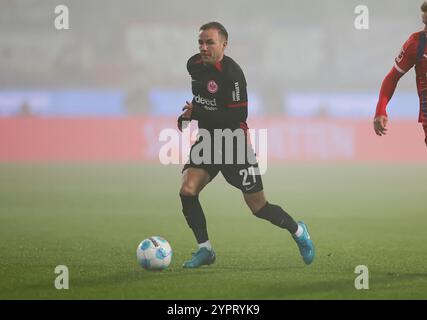 Voith Arena, Deutschland. Dezember 2024. 01.12.2024, Fussball-Bundesliga, 1. FC Heidenheim - Eintracht Frankfurt, emonline, emspor, v.l., Mario Götze (Eintracht Frankfurt) DFL/DFB-VORSCHRIFTEN VERBIETEN DIE VERWENDUNG VON FOTOGRAFIEN ALS BILDSEQUENZEN UND/ODER QUASI-VIDEO. Xdcx Credit: dpa/Alamy Live News Stockfoto