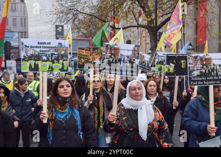 London, Großbritannien. Dezember 2024. Die Demonstranten auf dem Trafalgar Square halten Plakate mit den Bildern der Polizeirazzia in London während der Demonstration. Die Demonstranten marschierten solidarisch mit den Kurden als Reaktion auf die jüngsten Festnahmen von Mitgliedern der kurdischen Gemeinschaft in London durch die Anti-Terror-Polizei. Quelle: SOPA Images Limited/Alamy Live News Stockfoto