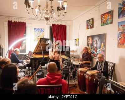 Sonya Hensley tritt am 27. November 2024 bei der Geburtstagsparty des Künstlers Mark Kostabi in seinem Chelsea Stadthaus in New York auf (Foto: David Warren /SIPA? USA) Credit: SIPA USA/Alamy Live News Stockfoto