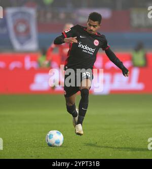 Voith Arena, Deutschland. Dezember 2024. 01.12.2024, Fussball-Bundesliga, 1. FC Heidenheim - Eintracht Frankfurt, emonline, emspor, v.l., Ansgar Knauff (Eintracht Frankfurt) DFL/DFB-VORSCHRIFTEN VERBIETEN DIE VERWENDUNG VON FOTOGRAFIEN ALS BILDSEQUENZEN UND/ODER QUASI-VIDEO. Xdcx Credit: dpa/Alamy Live News Stockfoto