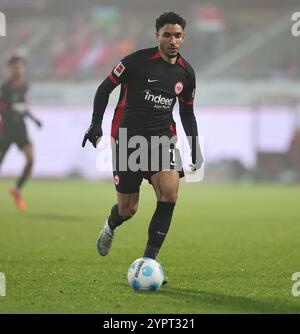 Voith Arena, Deutschland. Dezember 2024. 01.12.2024, Fussball-Bundesliga, 1. FC Heidenheim - Eintracht Frankfurt, emonline, emspor, v.l., Omar Marmoush (Eintracht Frankfurt) DFL/DFB-VORSCHRIFTEN VERBIETEN DIE VERWENDUNG VON FOTOGRAFIEN ALS BILDSEQUENZEN UND/ODER QUASI-VIDEO. Xdcx Credit: dpa/Alamy Live News Stockfoto