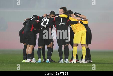 Voith Arena, Deutschland. Dezember 2024. 01.12.2024, Fussball-Bundesliga, 1. FC Heidenheim - Eintracht Frankfurt, emonline, emspor, v.l., Mannschaftskreis vor dem Spiel DFL/DFB-VORSCHRIFTEN VERBIETEN JEDE VERWENDUNG VON FOTOGRAFIEN ALS BILDSEQUENZEN UND/ODER QUASI-VIDEO. Xdcx Credit: dpa/Alamy Live News Stockfoto