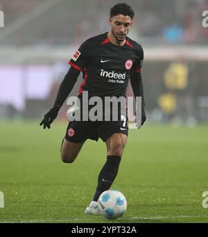 Voith Arena, Deutschland. Dezember 2024. 01.12.2024, Fussball-Bundesliga, 1. FC Heidenheim - Eintracht Frankfurt, emonline, emspor, v.l., Omar Marmoush (Eintracht Frankfurt) DFL/DFB-VORSCHRIFTEN VERBIETEN DIE VERWENDUNG VON FOTOGRAFIEN ALS BILDSEQUENZEN UND/ODER QUASI-VIDEO. Xdcx Credit: dpa/Alamy Live News Stockfoto