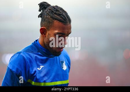 Mainz, Deutschland. Dezember 2024. Kevin Akpoguma (TSG 1899 Hoffenheim #25) Partie vom 12. Spieltag der 1. Fu?Ball Bundesliga zwischen 1. FSV Mainz 05 und TSG Hoffenheim in der MEWA Arena in Mainz am 01.12.2024 // DFL/DFB-Vorschriften verbieten jede Verwendung von Fotografien als Bildsequenzen und/oder Quasi-Video. Quelle: dpa/Alamy Live News Stockfoto