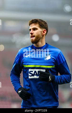 Mainz, Deutschland. Dezember 2024. Anton Stach (TSG 1899 Hoffenheim #16) Partie vom 12. Spieltag der 1. Fu?Ball Bundesliga zwischen 1. FSV Mainz 05 und TSG Hoffenheim in der MEWA Arena in Mainz am 01.12.2024 // DFL/DFB-Vorschriften verbieten jede Verwendung von Fotografien als Bildsequenzen und/oder Quasi-Video. Quelle: dpa/Alamy Live News Stockfoto