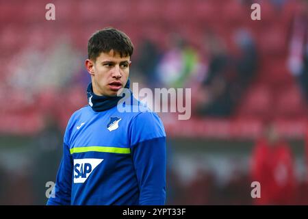 Mainz, Deutschland. Dezember 2024. Adam HLO?EK (TSG 1899 Hoffenheim #23) Partie vom 12. Spieltag der 1. Fu?Ball Bundesliga zwischen 1. FSV Mainz 05 und TSG Hoffenheim in der MEWA Arena in Mainz am 01.12.2024 // DFL/DFB-Vorschriften verbieten jede Verwendung von Fotografien als Bildsequenzen und/oder Quasi-Video. Quelle: dpa/Alamy Live News Stockfoto