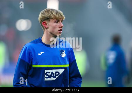 Mainz, Deutschland. Dezember 2024. Max Moerstedt (TSG 1899 Hoffenheim #33) Partie vom 12. Spieltag der 1. Fu?Ball Bundesliga zwischen 1. FSV Mainz 05 und TSG Hoffenheim in der MEWA Arena in Mainz am 01.12.2024 // DFL/DFB-Vorschriften verbieten jede Verwendung von Fotografien als Bildsequenzen und/oder Quasi-Video. Quelle: dpa/Alamy Live News Stockfoto