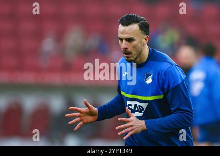 Mainz, Deutschland. Dezember 2024. Haris Tabakovi? (TSG 1899 Hoffenheim #26) Partie vom 12. Spieltag der 1. Fu?Ball Bundesliga zwischen 1. FSV Mainz 05 und TSG Hoffenheim in der MEWA Arena in Mainz am 01.12.2024 // DFL/DFB-Vorschriften verbieten jede Verwendung von Fotografien als Bildsequenzen und/oder Quasi-Video. Quelle: dpa/Alamy Live News Stockfoto