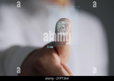 Mann, der den Finger auf die Oberfläche drückt, zeigt Reibungsrippen, Nahaufnahme. Fingerabdruck wird gescannt Stockfoto