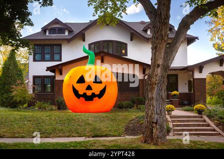 Ein riesiger aufblasbarer Jack-o’-Lantern Kürbisschmuck für Halloween im Vorhof eines Hauses in den USA. Stockfoto