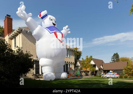 Ein riesiges aufblasbares Halloween Ghostbusters Filmthema Stay Puft Marshmallow man Dekoration im Vorgarten eines Hauses in Minneapolis, Minnesota. Stockfoto