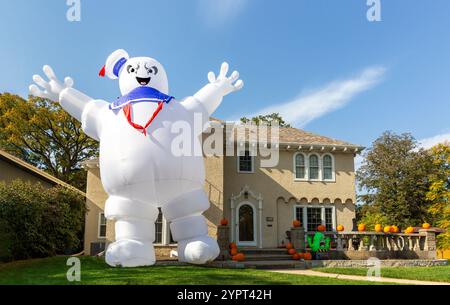 Ein riesiges aufblasbares Halloween Ghostbusters Filmthema Stay Puft Marshmallow man Dekoration im Vorgarten eines Hauses in Minneapolis, Minnesota. Stockfoto