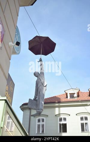 Skulptur eines Mannes, der an einem Regenschirm hängt, in Prag, Tschechien Stockfoto