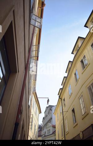 Man Hanging Out, eine Statue von Sigmund Freud von David Cerny im Jahre 1996 in der Altstadt von Prag, Tschechien Stockfoto