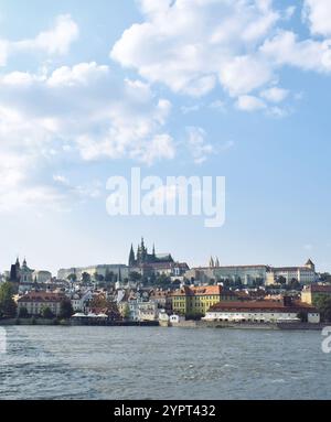 Panoramablick auf die berühmte Prager Burg und die Moldau mit wunderschönem blauen Himmel und Wolken. Prag, Tschechische Republik Stockfoto