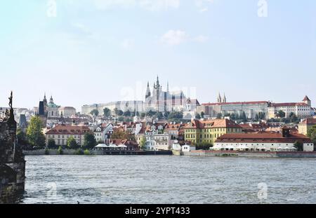Panoramablick auf die berühmte Prager Burg und die Moldau. Prag, Tschechische Republik Stockfoto