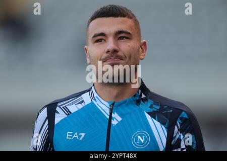 Turin, Italien. Dezember 2024. Der ehemalige Torino FC-Spieler Alessandro Buongiorno vom SSC Napoli reagiert vor dem Spiel der Serie A im Stadio Grande Torino, Turin. Der Bildnachweis sollte lauten: Jonathan Moscrop/Sportimage Credit: Sportimage Ltd/Alamy Live News Stockfoto