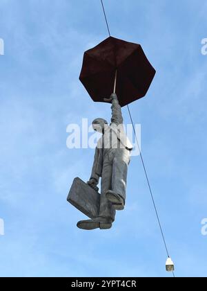 Skulptur eines Mannes, der an einem Regenschirm hängt, in Prag, Tschechien Stockfoto