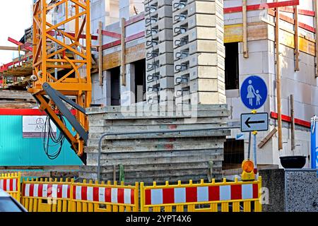 Großbaustelle und Wohnungsbau am Rand der Stadt Essen entstehen Gebäude zur Wohnraumbeschaffung. Essen Nordrhein-Westfalen Deutschland *** Großbau- und Wohnungsbau am Stadtrand von Essen werden Gebäude zur Wohnungsversorgung errichtet Essen Nordrhein-Westfalen Deutschland Stockfoto