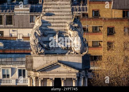 St. George Church, Bloomsbury, London 1716–31: Kampf gegen Löwen und Einhörner symbolisieren das jüngste Ende des ersten Jakobitenaufstandes. Stockfoto