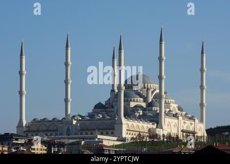 ISTANBUL, TÜRKEI - 27. OKTOBER 2024: Camlica-Moschee in Istanbul, Türkei. Die Camlica-Moschee ist die größte Moschee der Türkei. Stockfoto