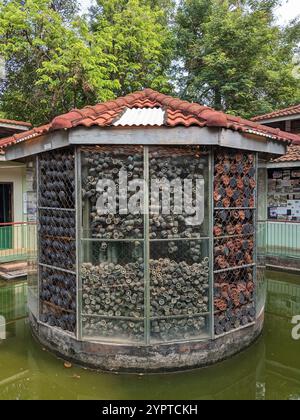 Nicht explodierte Landminen und Streubomben wurden nach dem Krieg in ganz Kambodscha gesammelt und befinden sich heute im Museum of Landmines in Siem Reap Kambodscha Stockfoto