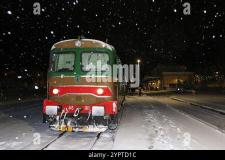 Lokomotive Vintage erhaltener „Centoporte“-Zugwagen der italienischen Eisenbahn aus den 1930er Jahren während eines Schneefalls in Roccaraso Stockfoto