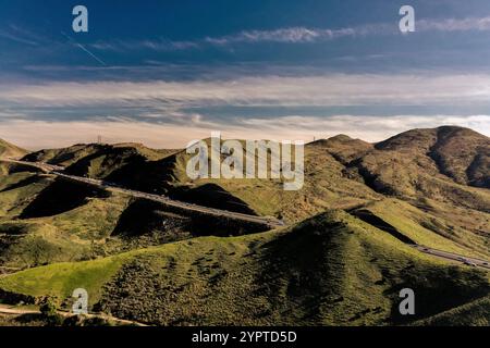 25. JANUAR 2020 - CAMARILLO, KALIFORNIEN, USA - Blick aus der Vogelperspektive auf die grünen Hügel mit Blick auf die Route 101 im Frühjahr Stockfoto