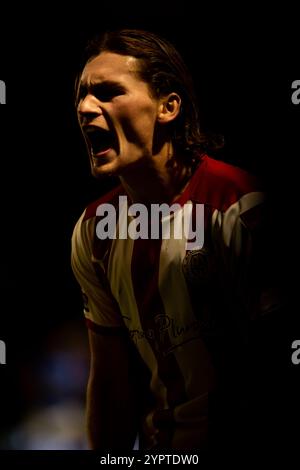 Alfie Bates feuert die Auswärtsfans beim FA Cup, dem Spiel der zweiten Runde zwischen Stockport County und Brackley Town. Stockfoto