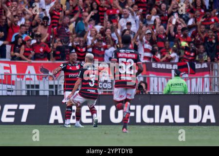 Rio de Janeiro, Brasilien. Dezember 2024. Leo Ortiz von Flamengo feiert, nachdem er am 1. Dezember 2024 im Maracana-Stadion in Rio de Janeiro das erste Tor seines Teams mit Nicolas de la Cruz während des Spiels zwischen Flamengo und Internacional für die brasilianische Serie A 2024 erzielte. Foto: Max Peixoto/DiaEsportivo/Alamy Live News Credit: DiaEsportivo/Alamy Live News Stockfoto