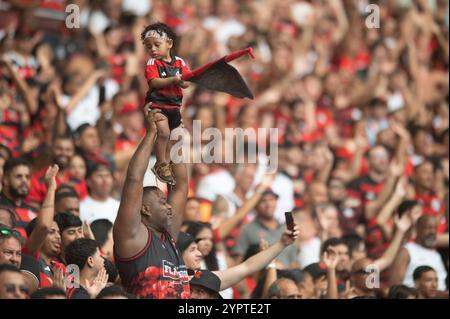 Rio de Janeiro, Brasilien. Dezember 2024. Flamengo Fans während des Spiels zwischen Flamengo und Internacional für die brasilianische Serie A 2024 im Maracana Stadium in Rio de Janeiro am 01. Dezember 2024 Foto: Max Peixoto/DiaEsportivo/Alamy Live News Credit: DiaEsportivo/Alamy Live News Stockfoto