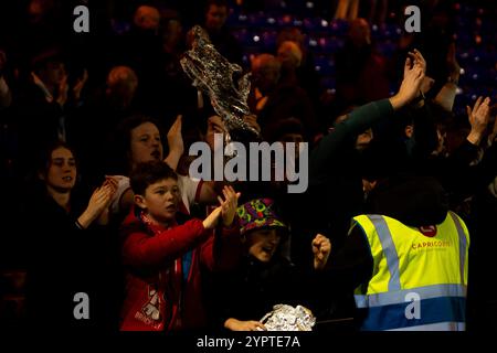 Stockport, England – November 30 2024: Brackley Town Fans klatschen die Spieler in ihrem FA Cup Spiel gegen Stockport County Stockfoto