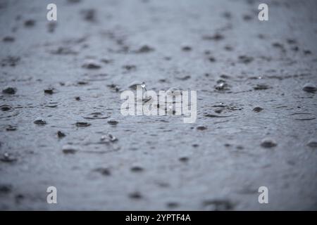 Regentropfen Hintergrund. Regen. Fallende Regentropfen. Spritzer mit Wassertropfen. Abstrakte Form aus dem Wasser. Es regnete draußen. Wasserstruktur. Stockfoto