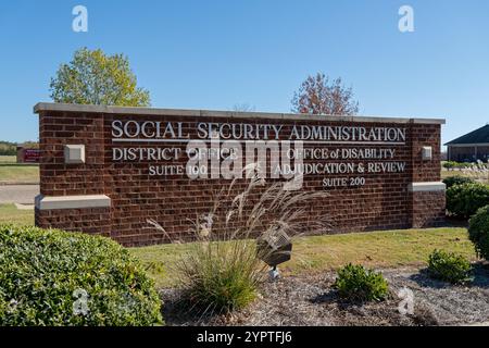 Schild des Bezirksbüros der Sozialversicherungsbehörde, das den Standort des Office of Disability Review in Montgomery Alabama, USA, angibt. Stockfoto