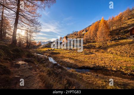 Blick auf das Lotschental im Herbst bei Sonnenuntergang. Berner Alpen, Kanton Wallis, Schweiz. Stockfoto