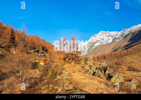 Blick auf das Lotschental im Herbst bei Sonnenuntergang. Berner Alpen, Kanton Wallis, Schweiz. Stockfoto