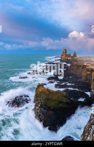 Blick auf die Londrangar Stacks bei Sonnenaufgang im Winter. Halbinsel Snaefellsnes, Island, Europa. Stockfoto