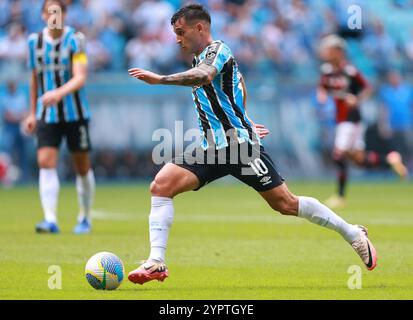 Porto Alegre, Brasilien. Dezember 2024. Franco Cristaldo aus Gremio, während des Spiels zwischen Gremio und Sao Paulo, für die brasilianische Serie A 2024, am 01. Dezember 2024 im Arena do Gremio Stadium in Porto Alegre. Foto: Richard Ducker/DiaEsportivo/Alamy Live News Credit: DiaEsportivo/Alamy Live News Stockfoto