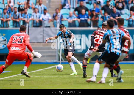 Porto Alegre, Brasilien. Dezember 2024. Mathias Villasanti von Gremio, während des Spiels zwischen Gremio und Sao Paulo, für die brasilianische Serie A 2024, im Arena do Gremio Stadium in Porto Alegre am 1. Dezember 2024. Foto: Richard Ducker/DiaEsportivo/Alamy Live News Credit: DiaEsportivo/Alamy Live News Stockfoto